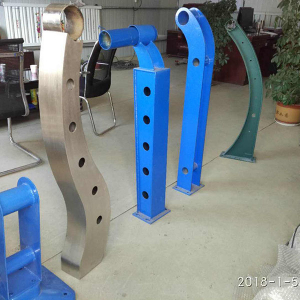 鋼板立柱現(xiàn)貨